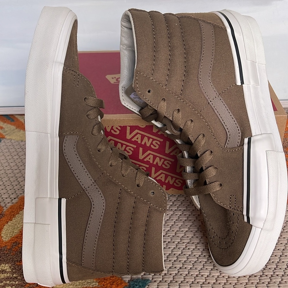 Vans Men’s Sk8-Hi Rearrange
Tonal Kangaroo
VN000CRMBYW
Sneakers - Picture 12 of 16